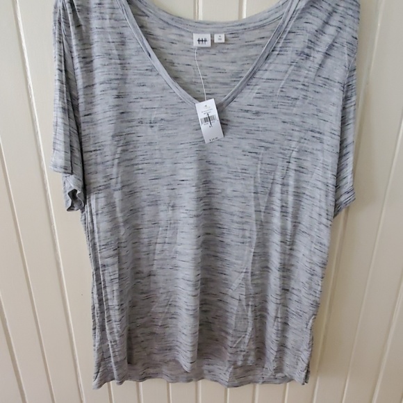 GAP Tops - Gap v neck s/s gray/black tshirt size xl nwt